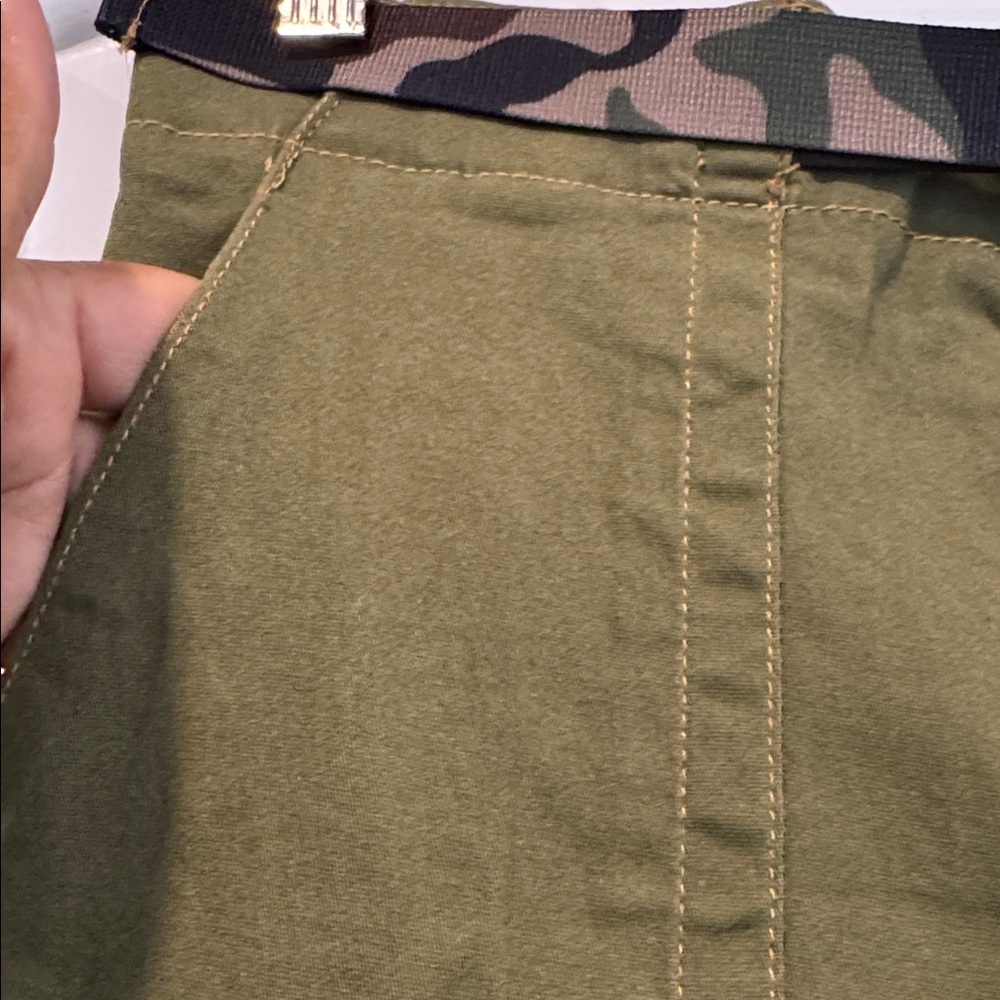 Almost Famous olive cargo joggers with a camouflage belt & pocket flaps Sz Large - Picture 9 of 10
